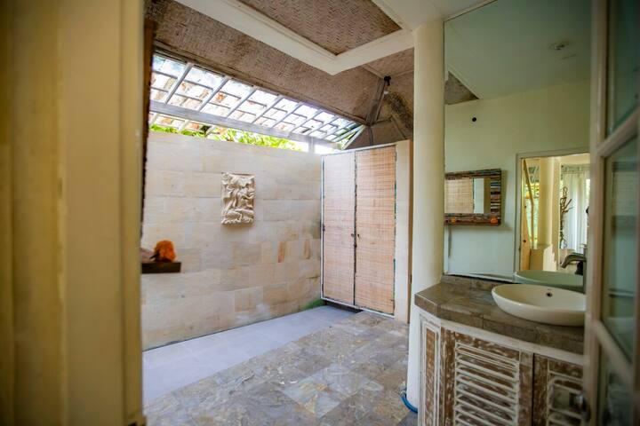 The garden shower, open to the sky