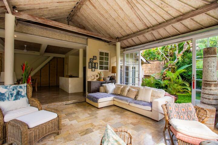 The open-air lounge with the garden beyond